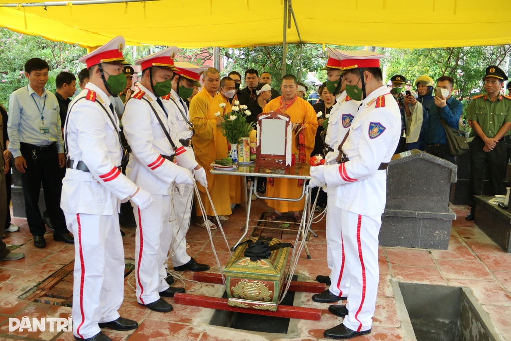 Em yên tâm an nghỉ, gia đình rất tự hào về em! - 13 Em yên tâm an nghỉ, gia đình rất tự hào về em! - 13