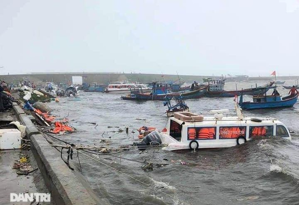 Đảo Lý Sơn tan hoang nhà cửa, tàu thuyền sau khi bão số 9 quét qua - 10 Đảo Lý Sơn tan hoang nhà cửa, tàu thuyền sau khi bão số 9 quét qua - 10