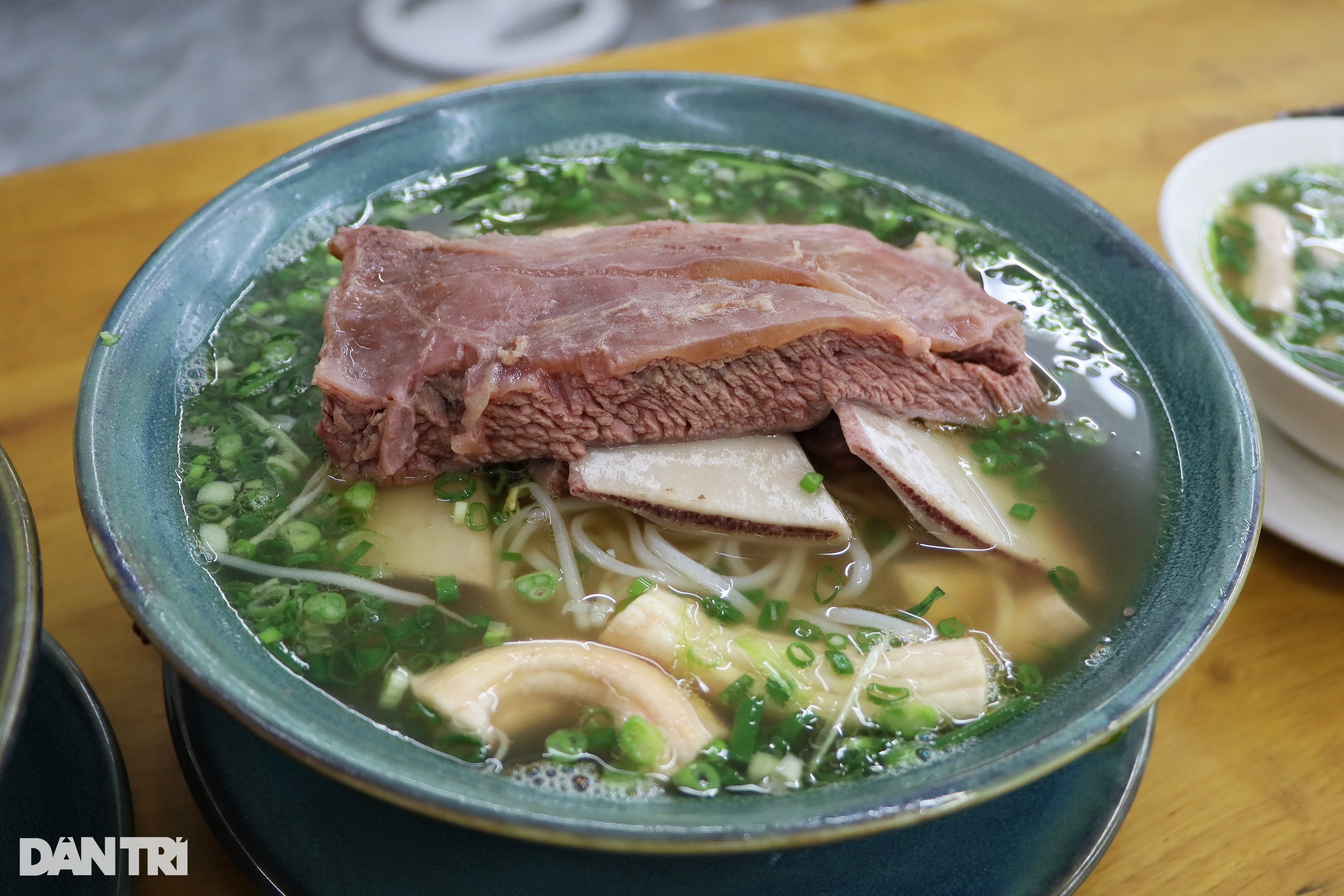 Độc đáo tô phở gần 1kg, có miếng sườn to nhất TPHCM - 4