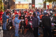 Hàng trăm người hối hả rời khỏi tòa nhà 88 Láng Hạ có ca mắc Covid-19 mới