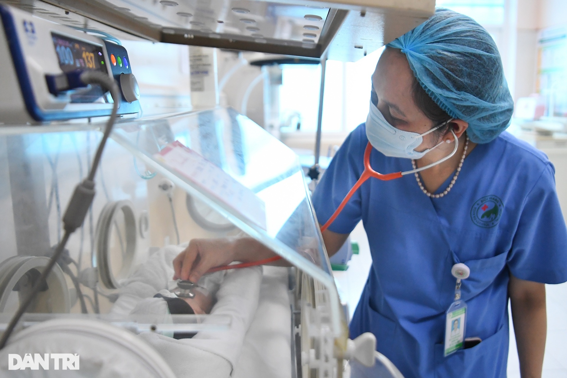 Hà Nội: Nghẹn lòng nghị lực sống của bé sinh non bị mẹ bỏ rơi tại bệnh viện - 5 Hà Nội: Nghẹn lòng nghị lực sống của bé sinh non bị mẹ bỏ rơi tại bệnh viện - 5