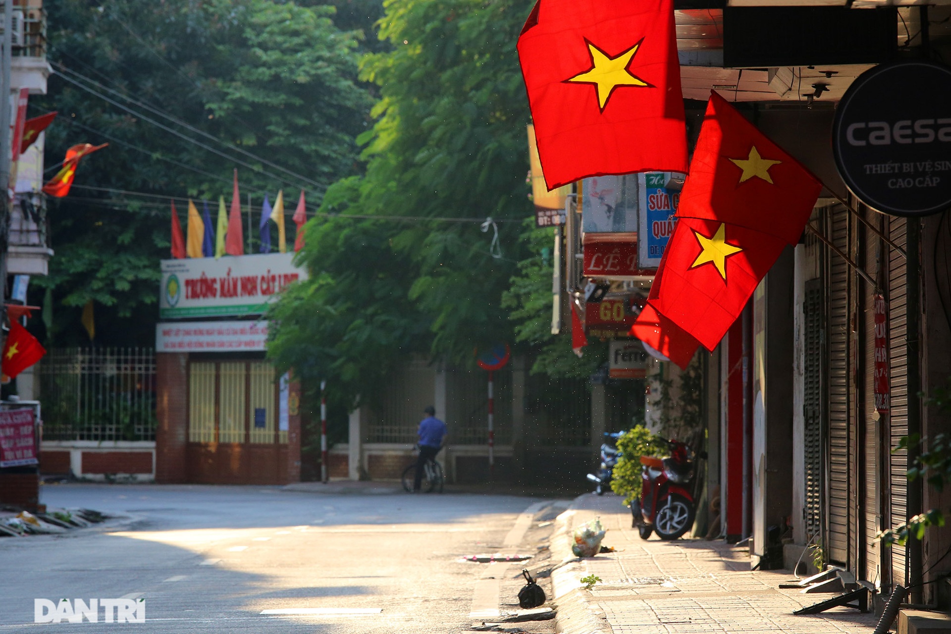 Quốc kỳ đỏ rực dịp kỷ niệm 2/9 trong thời điểm giãn cách xã hội - 14 Quốc kỳ đỏ rực dịp kỷ niệm 2/9 trong thời điểm giãn cách xã hội - 14
