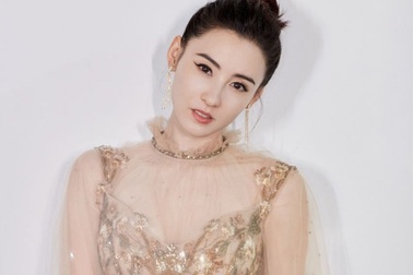 "Bà mẹ đơn thân" Trương Bá Chi đẹp "nao lòng" ở tuổi 40