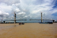 Hợp long cầu dây văng bắc qua sông Tiền