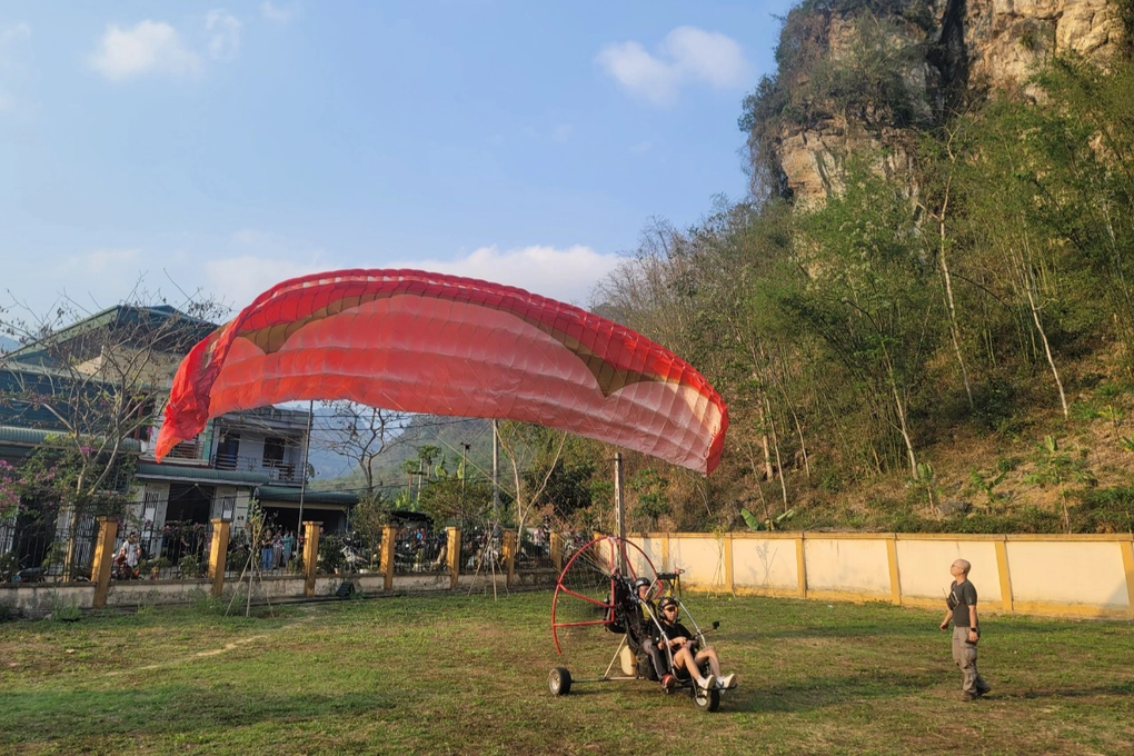 Du khách chi tiền triệu trải nghiệm bay dù lượn ở phiên chợ vùng cao - 2