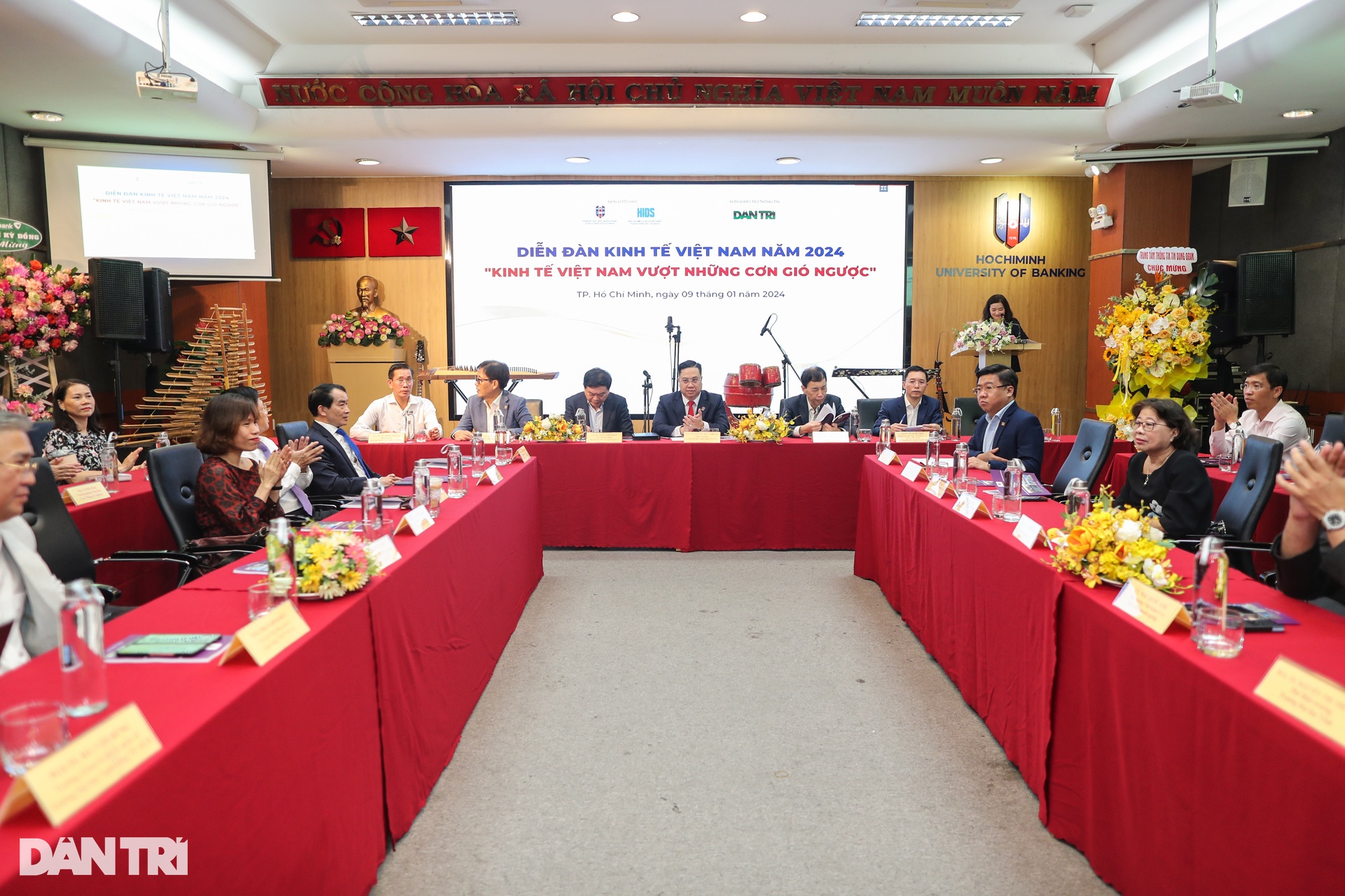 Kinh tế Việt Nam 2024 dưới góc nhìn của các chuyên gia - 2 Kinh tế Việt Nam 2024 dưới góc nhìn của các chuyên gia - 2