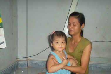 Con công nhân mòn mỏi chờ nhà trẻ