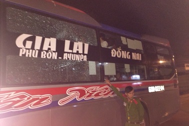 Xe khách bị ném đá vỡ nát kính, hành khách la hét hoảng sợ