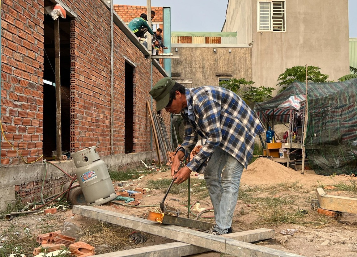 Thầy giáo trẻ ở nhà thuê để dành đất xây lớp, dạy miễn phí trọn đời - 5 Thầy giáo trẻ ở nhà thuê để dành đất xây lớp, dạy miễn phí trọn đời - 5