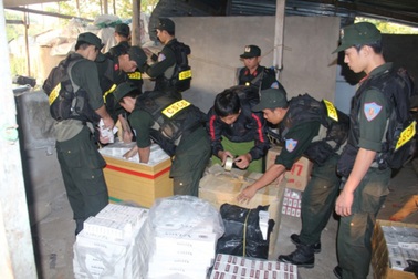 Bắt xe tải, xuồng máy… chở thuốc lá lậu