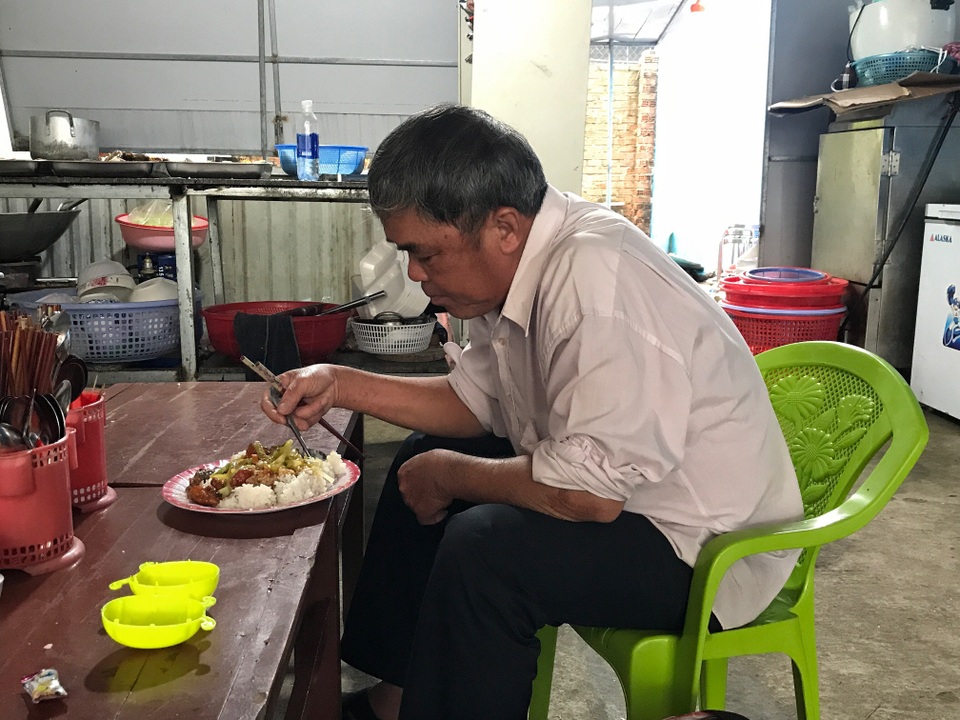 Ấm lòng những suất cơm 0 đồng ở Đà Nẵng - 4 Ấm lòng những suất cơm 0 đồng ở Đà Nẵng - 4
