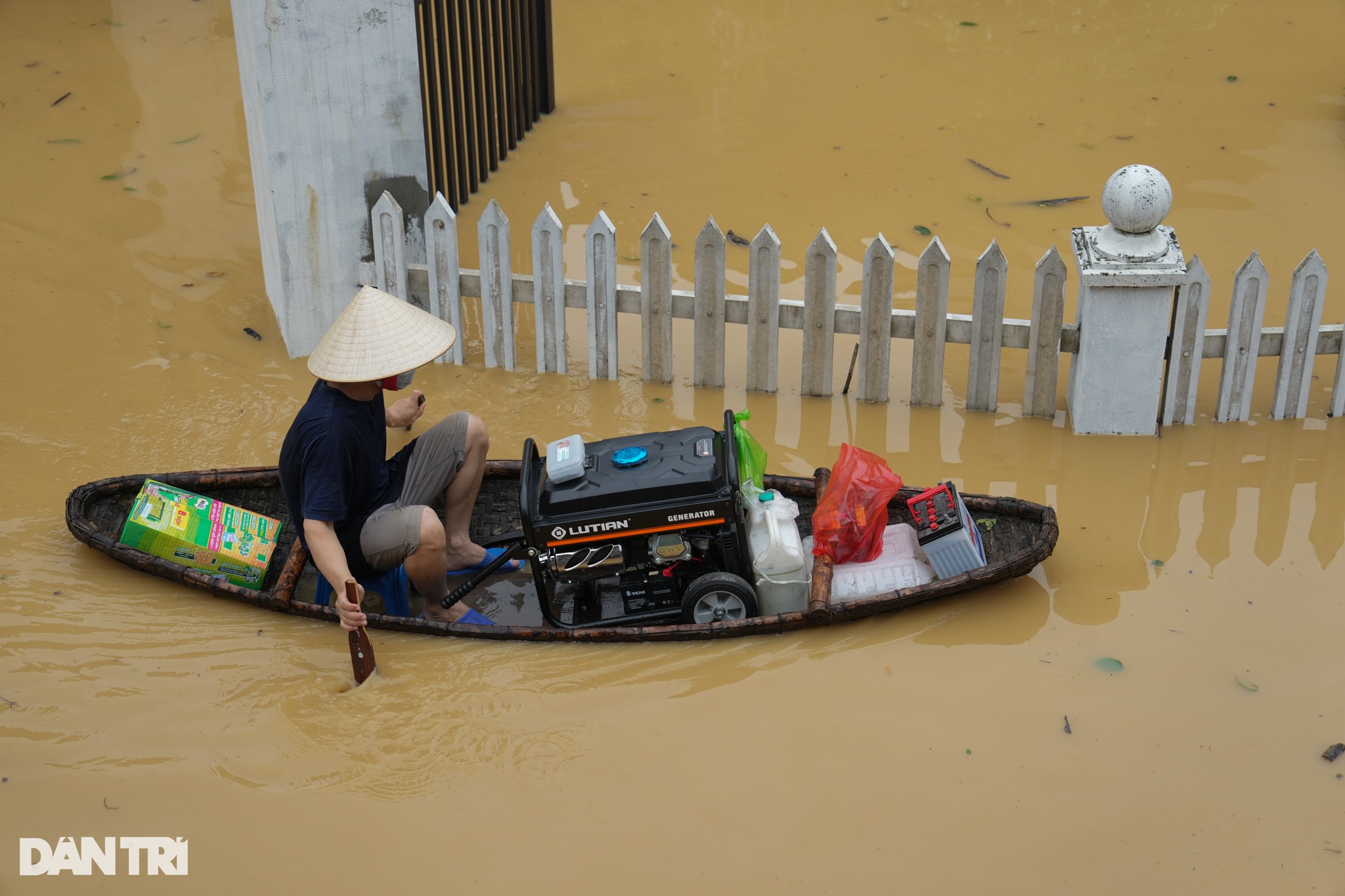 Thái Nguyên: Cố thủ giữ nhà nhưng phải kêu cứu vì nước lũ dâng cao đến cổ - 10