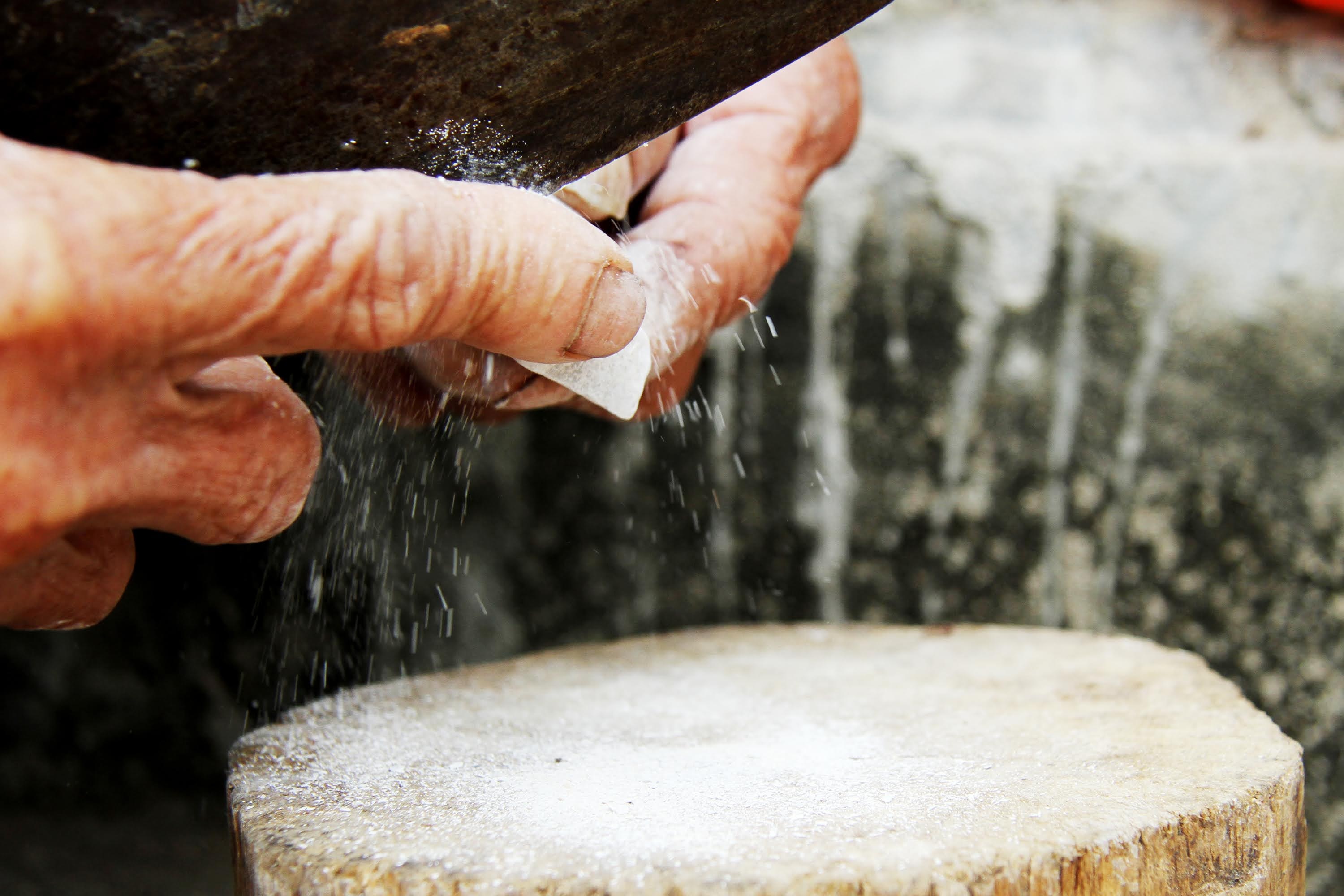 Cụ bà U90 ăn đất cuối cùng ở ngôi làng chuyện lạ Việt Nam - 4