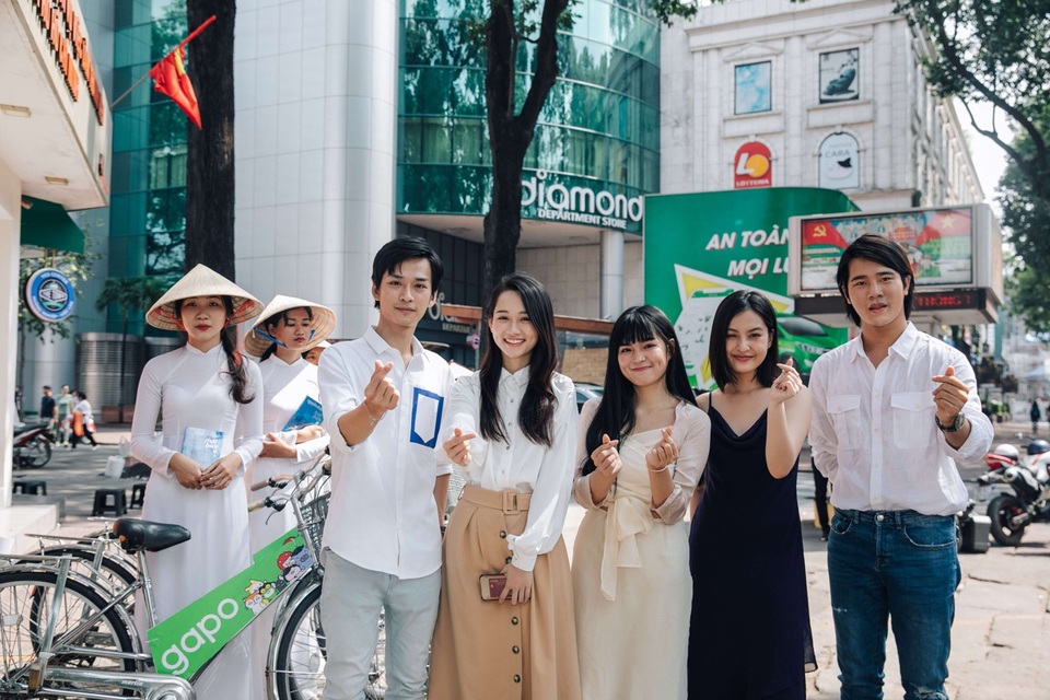 Buổi diễu hành áo dài “Mắt Biếc” của Gapo gây sốt tại các cung đường trung tâm Sài Gòn - 4 Buổi diễu hành áo dài “Mắt Biếc” của Gapo gây sốt tại các cung đường trung tâm Sài Gòn - 4