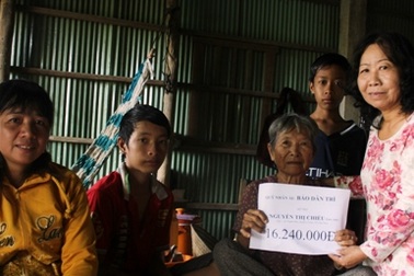 Thêm hơn 16 triệu đồng đến với bà lão ăn xin nuôi 2 cháu mồ côi