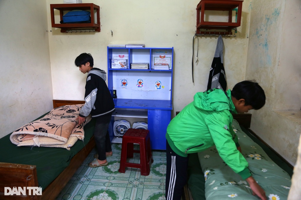 Những ông bố nuôi mang quân hàm xanh của học trò người Rục - 1 Những ông bố nuôi mang quân hàm xanh của học trò người Rục - 1