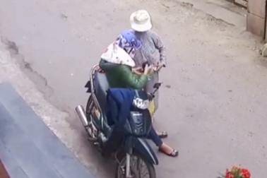 Bắt nữ quái “thôi miên” cụ bà để nẫng tiền bị camera tóm sống