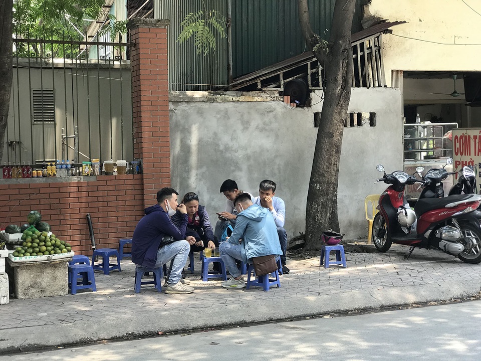 Nắng nóng, người Hà Nội ùn ùn kéo đến quán nước giải nhiệt - 3 Nắng nóng, người Hà Nội ùn ùn kéo đến quán nước giải nhiệt - 3