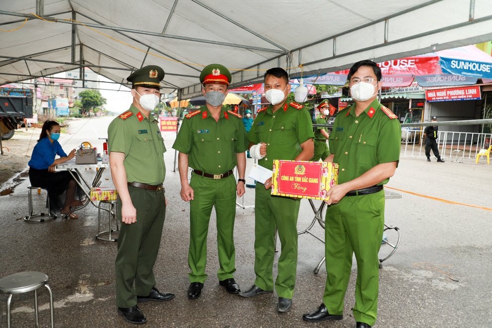 Cán bộ, chiến sĩ công an Bắc Giang đón quyết định thăng cấp tại chốt trực - 6 Cán bộ, chiến sĩ công an Bắc Giang đón quyết định thăng cấp tại chốt trực - 6