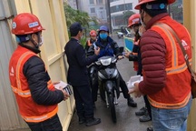 Công trường xây dựng Hà Nội đo thân nhiệt, phát khẩu trang cho công nhân