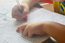 Người mẹ giao 320 bài tập trong Tết cho con gái lớp 3