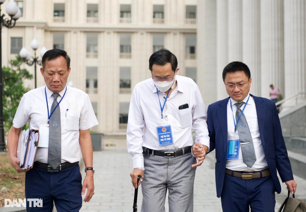 Cựu Thứ trưởng Y tế Cao Minh Quang chống gậy đến tòa - 1 Cựu Thứ trưởng Y tế Cao Minh Quang chống gậy đến tòa - 1