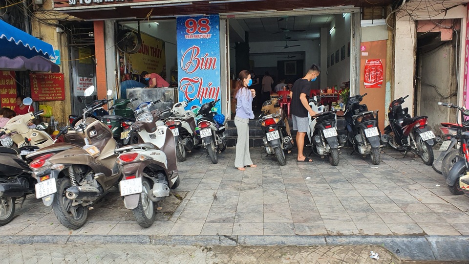 Hà Nội: Hàng quán phớt lờ lệnh giãn cách, thượng đế vô tư ngồi sát nhau - 5 Hà Nội: Hàng quán phớt lờ lệnh giãn cách, thượng đế vô tư ngồi sát nhau - 5