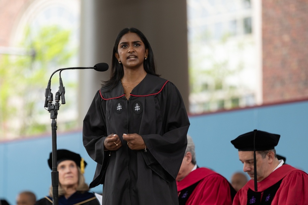 Bài phát biểu xúc động của nữ sinh viên Harvard trong lễ tốt nghiệp - 1 Bài phát biểu xúc động của nữ sinh viên Harvard trong lễ tốt nghiệp - 1