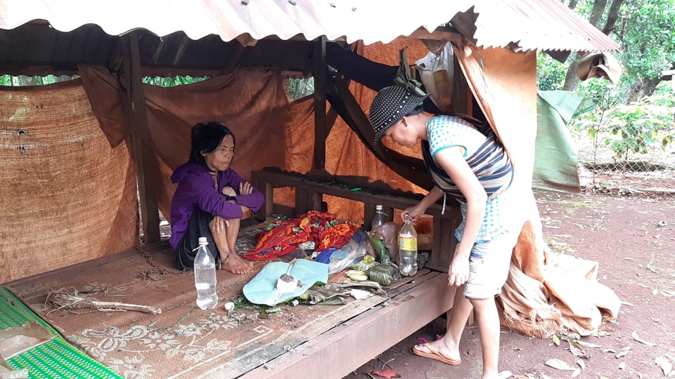 Xót xa hoàn cảnh cô học trò hiếu học chỉ dám đứng từ xa nhìn mẹ rồi khóc - 3 Xót xa hoàn cảnh cô học trò hiếu học chỉ dám đứng từ xa nhìn mẹ rồi khóc - 3