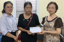 Người phụ nữ Hà Nội tức tốc vào viện tặng 30 triệu đồng đến người vợ quên mình cứu chồng