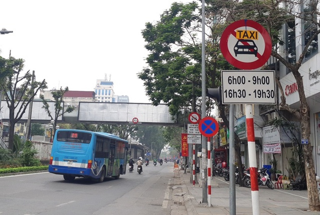 Hà Nội xem xét việc bỏ biển cấm taxi trên nhiều tuyến phố - 1 Hà Nội xem xét việc bỏ biển cấm taxi trên nhiều tuyến phố - 1