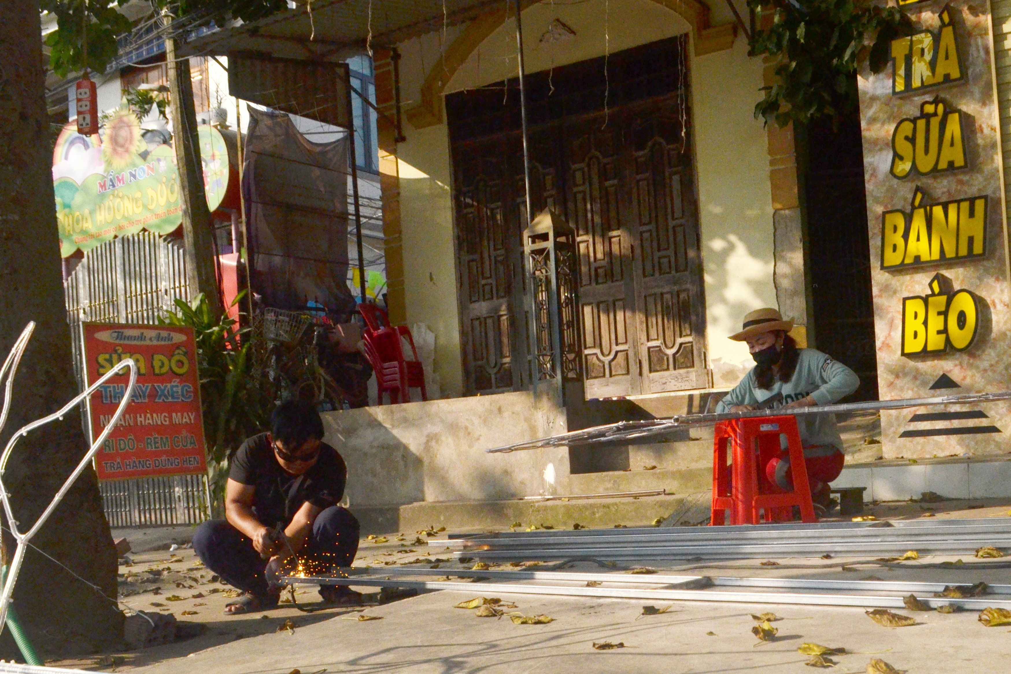 Thợ làm cây nêu tất bật trả hàng ngày giáp Tết - 1