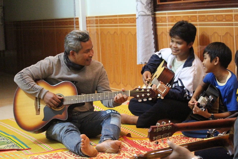 Chuyện người cha Jrai nhận 4 đứa con nuôi, mở lớp dạy nhạc miễn phí - 1 Chuyện người cha Jrai nhận 4 đứa con nuôi, mở lớp dạy nhạc miễn phí - 1