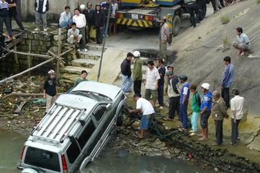 Quý bà ôm vô lăng xe… phi xuống sông!
