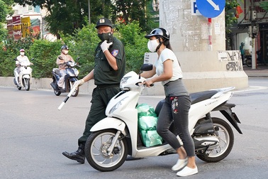 Tổ công tác đặc biệt đón lõng, bắt hàng loạt phương tiện né chốt kiểm dịch