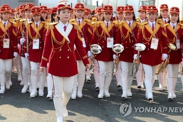 Đội cổ động Triều Tiên xinh đẹp tỏa sáng tại lễ thượng cờ ở Hàn Quốc