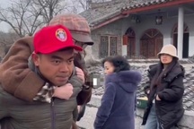 Cõng cô gái đi cấp cứu, nam du khách Việt gây sốt ở Trung Quốc