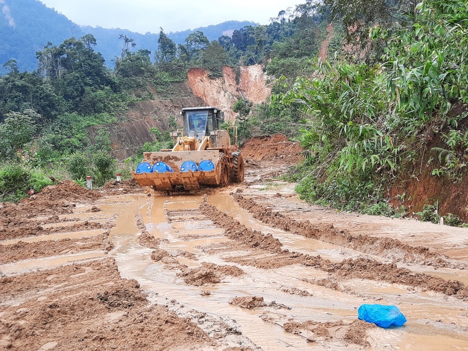 Nỗ lực thông đường vào vùng bị cô lập ở Phước Sơn - 1 Nỗ lực thông đường vào vùng bị cô lập ở Phước Sơn - 1