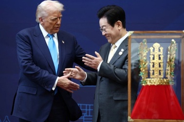 Hàn Quốc tặng Tổng thống Trump bản sao vương miện vàng