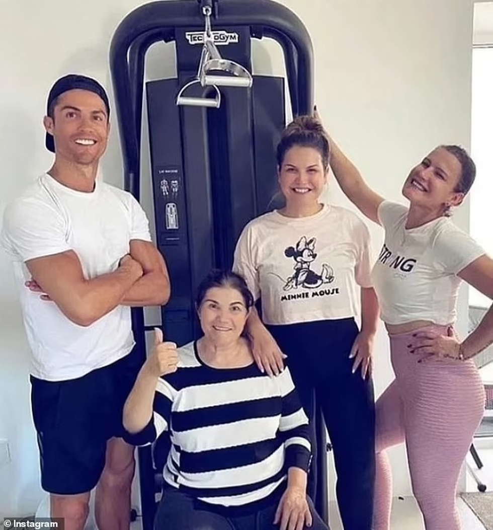 Cách Ronaldo nuôi dạy con cái khi gia đình không có gì ngoài điều kiện - 5 Cách Ronaldo nuôi dạy con cái khi gia đình không có gì ngoài điều kiện - 5