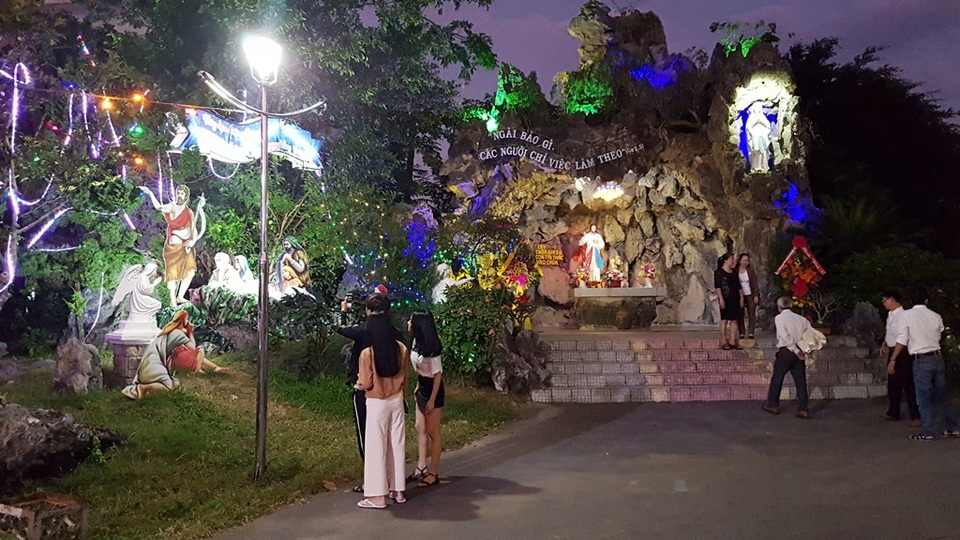 Giáng sinh rộn rã tại các nhà thờ TP Huế - 3 Giáng sinh rộn rã tại các nhà thờ TP Huế - 3