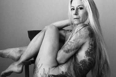 Người mẫu 56 tuổi gây choáng khi chụp ảnh mát khoe hình xăm