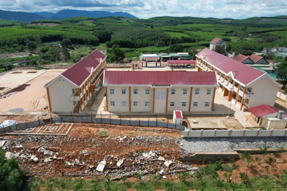 Đắk Lắk chỉ đạo làm rõ nguyên nhân sập trên 50 m tường bao trường mới xây - 3 Đắk Lắk chỉ đạo làm rõ nguyên nhân sập trên 50 m tường bao trường mới xây - 3