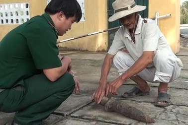 Đào ao nuôi tôm, hoảng hồn phát hiện đầu đạn nặng 6kg 