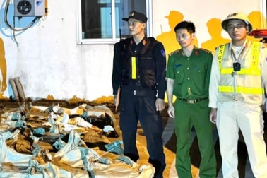 Xe khách nghi chở gần 300 bình khí cười trên cao tốc