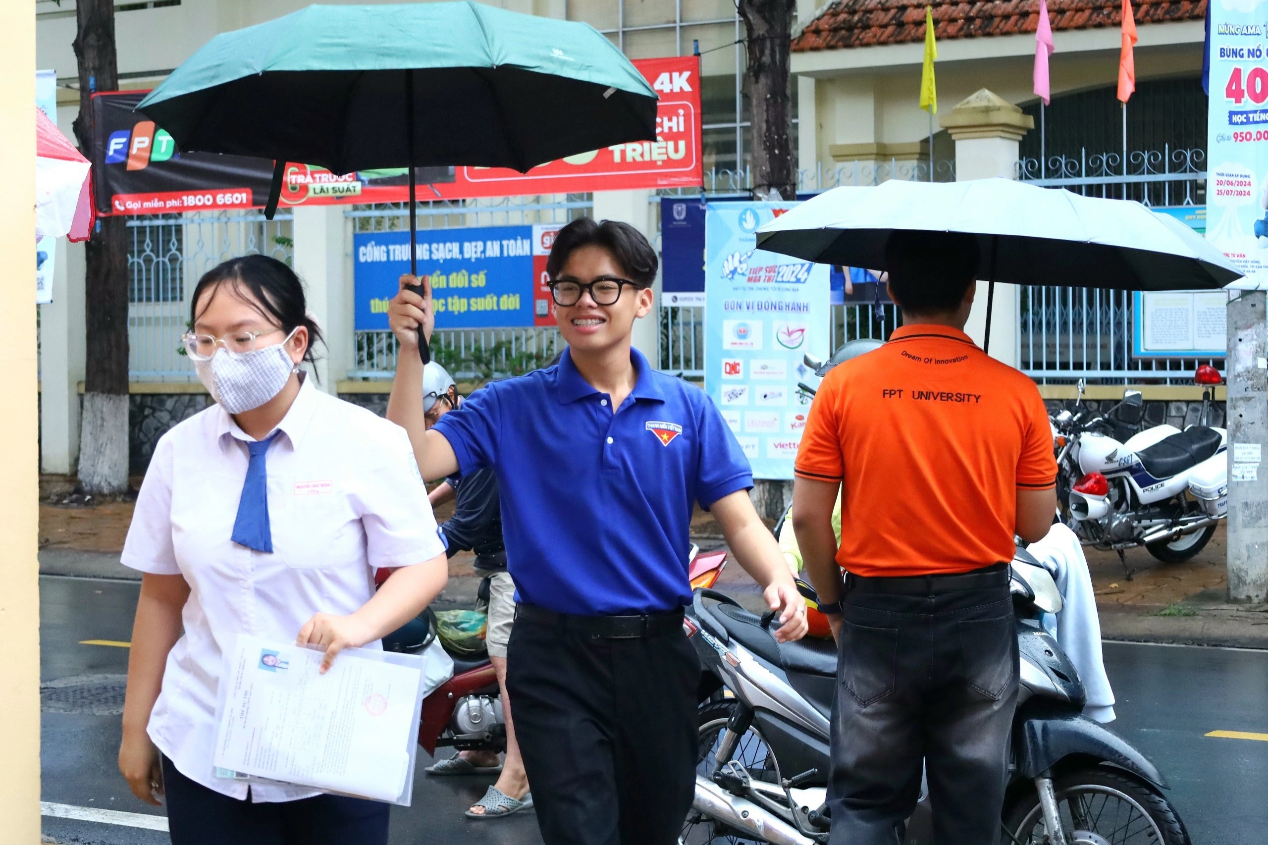 Sáng nay, hơn 1 triệu thí sinh làm bài thi môn ngữ văn tốt nghiệp THPT 2024 - 10