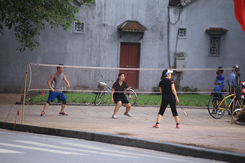 Hà Nội: Công viên đóng cửa, người dân đổ ra vỉa hè tập thể dục - 6 Hà Nội: Công viên đóng cửa, người dân đổ ra vỉa hè tập thể dục - 6