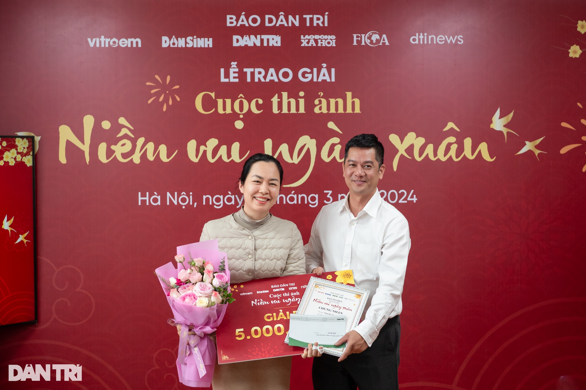 Ông Lê Đắc Thịnh Đồng, Chánh văn phòng báo Dân trí, trao giải Ba cho tác giả Nguyễn Thu Thủy (Ảnh: Thành Đông).