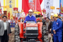 Chủ tịch nước lái máy cày trong lễ hội Tịch điền Đọi Sơn