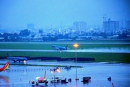 28 chuyến bay không thể đáp xuống Tân Sơn Nhất vì mưa lớn